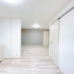 【リフォーム済】キッチンスペースです。キッチン回りの壁は、キッチンパネルを張りました。油汚れや水がはねてもさっとふき取ることができます。