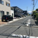 前面道路の写真です。幅員が約６ｍあるので駐車が苦手な方でも安心して運転できそうですね。