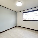 【リフォーム済】2階約4.5帖洋室です。床はフロアタイル重ね張り、壁のクロス張替、天井の塗装を行いました。お子様にお部屋をプレゼントされてはいかがでしょうか。