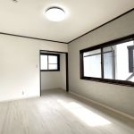 【リフォーム済】2階約12帖洋室別アングルです。こちらのお部屋は入口が2つありますので、ライフスタイルに合わせて、部屋を仕切って使うこともできそうです。