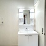 【リフォーム済】洗面化粧台は新品に交換予定です。棚がついているので、散らかりがちな洗面用品をすっきりと収納することができますね。