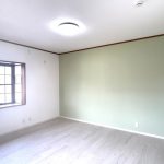 【リフォーム済】2階約6帖洋室です。床のフロアタイル重ね張り、壁と天井のクロス張替を行いました。窓が出窓になっていますので、たっぷりと自然光が入ります。観葉植物を置いてもよさそうですね。