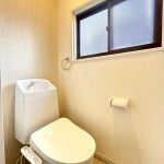 【リフォーム済】1階と2階のトイレは温水洗浄式に新品交換いたしました。毎日肌に触れる水回りが新品だと嬉しいですね。