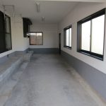 【リフォーム済】駐車場は普通車2台を縦列駐車することができます。屋根があり、雪の日や日差しの強い日には重宝しそうです。山陰の生活に欠かせないお車を敷地内に停めておけるのは便利ですね。