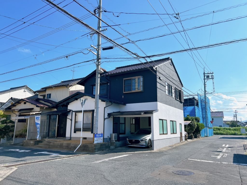 【リフォーム済】外観です。外壁全面塗装を行いました。上に濃い色を持ってくることで家全体が引き締まりスタイリッシュでモダンな雰囲気になりました。