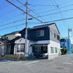 【リフォーム済】外観です。外壁全面塗装を行いました。上に濃い色を持ってくることで家全体が引き締まりスタイリッシュでモダンな雰囲気になりました。(外観)