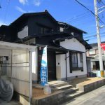 【リフォーム済】外観の別アングルです。垣根の伐採を行いました。角地に位置しているので日当たりと風通しが良く、開放感がありますね。