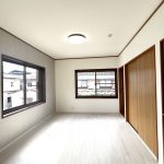 【リフォーム済】2階約12帖の洋室です。床はフロアタイル重ね張り、壁と天井のクロスは張替を行いました。ベッドを置いてもスペースに余裕があり、趣味のものを飾ったり、自分だけのソファを置いてくつろぐことができそうです。