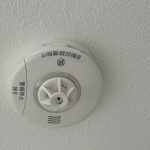 【リフォーム済】全居室に火災警報器を新設しました。キッチンには熱感知式、その他のお部屋や階段には煙感知式のものを設置し、万が一の火災も大事に至らないように備えました。電池寿命約10年です。