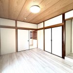 【リフォーム済】1階北側約6帖和室は洋室に間取り変更しました。床はフローリングに張替、壁は塗装を行いました。少し残る和の雰囲気がなんだか落ち着く空間です。