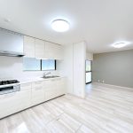 【リフォーム済】新品交換したキッチンです。吊り戸がついていますので、お料理道具がすっきり収まりますね。(キッチン)