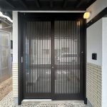 【リフォーム済】1階玄関外観です。玄関戸交換と照明交換を行いました。スリッド入りなので玄関ホール内に自然光を取り入れることができます。