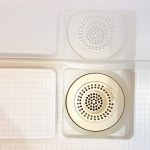 【リフォーム済】新品交換したユニットバスの排水口は、流れる水の力だけで髪の毛をキレイにまとめてくれ、簡単に捨てられるのでお掃除がラクにできます。